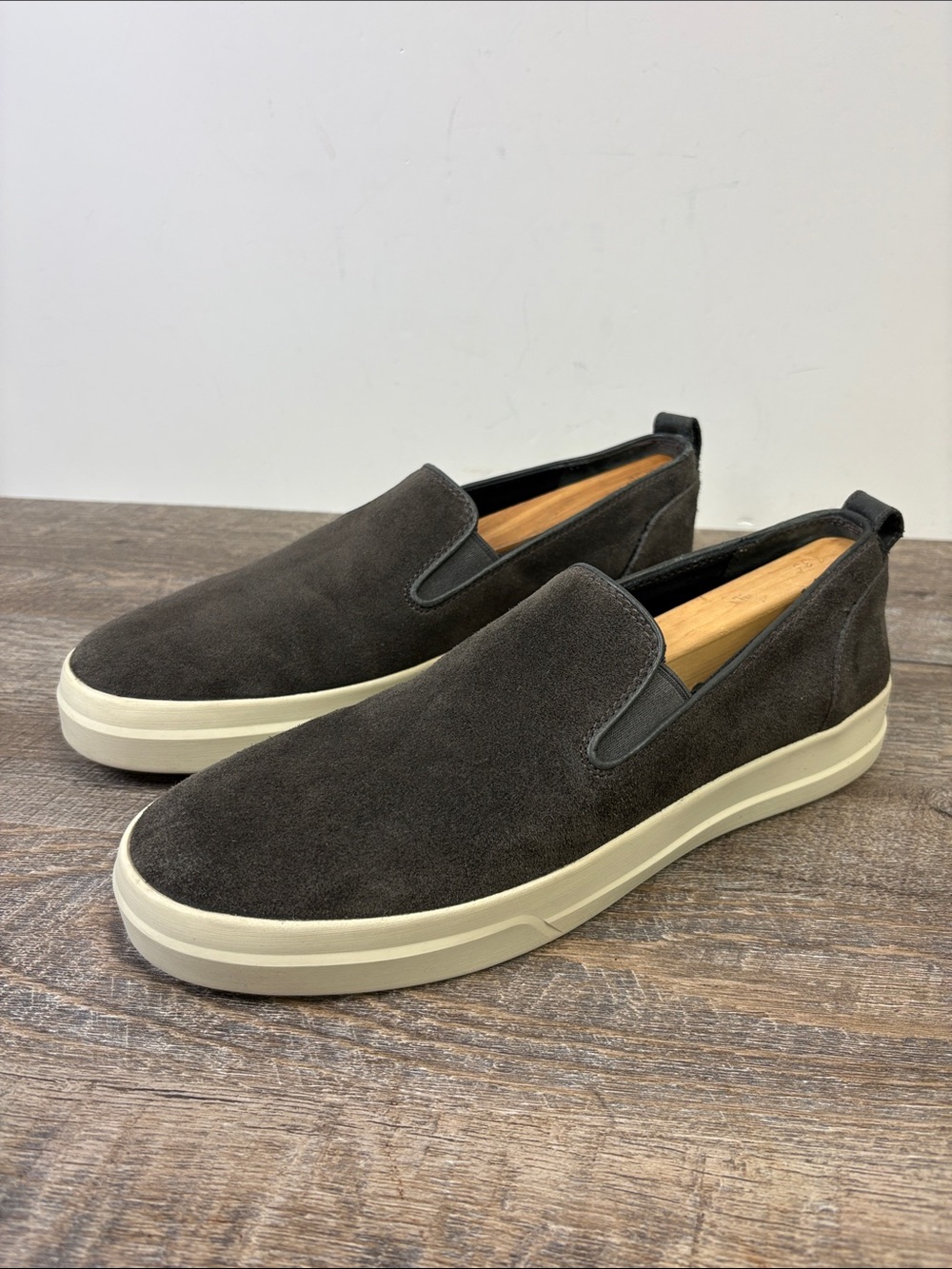 Vince Men’s Suede Slip-On Sneakers Charcoal Gray Casual Shoes 9-10.5